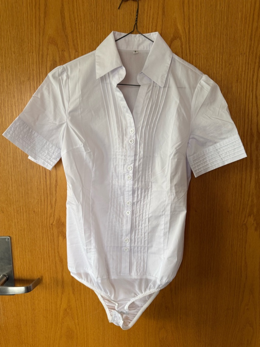 Women’s White Pleated Button-Front Shirt Bodysuit, size 6/small.